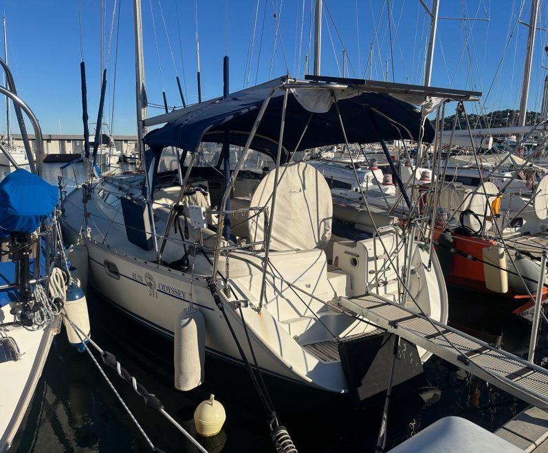 Dufour Classic 36 Performance Voile colorée sur un voilier naviguant sur une mer calme.