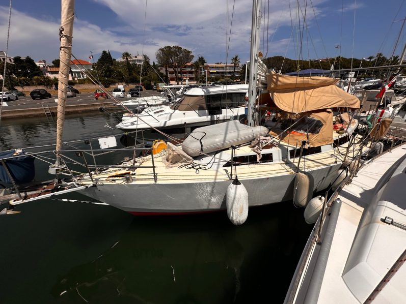 Dufour Classic 36 Performance Voile colorée sur un voilier naviguant sur une mer calme.