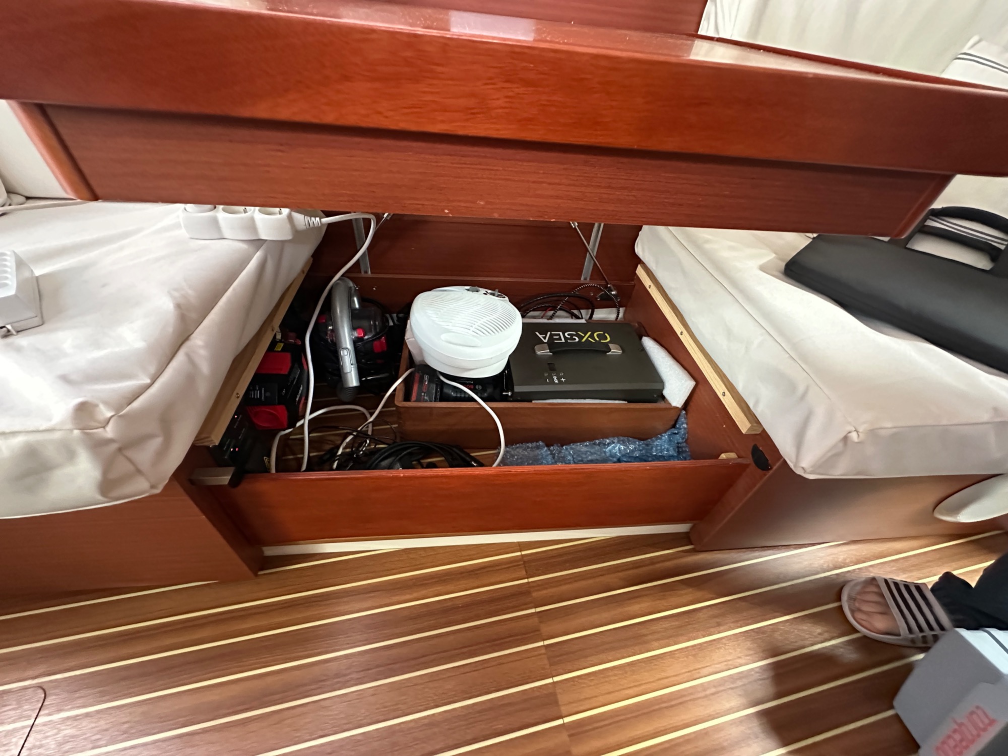 Hanse 415 2017 Hanse 415 2017 Rangements sous table à cartes