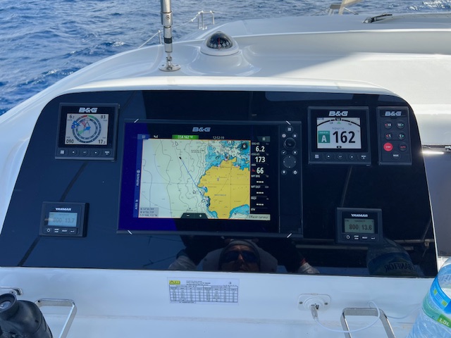 Lagoon 42 2021 Poste de barre Écran de navigation maritime affichant une carte et des instruments de bord.