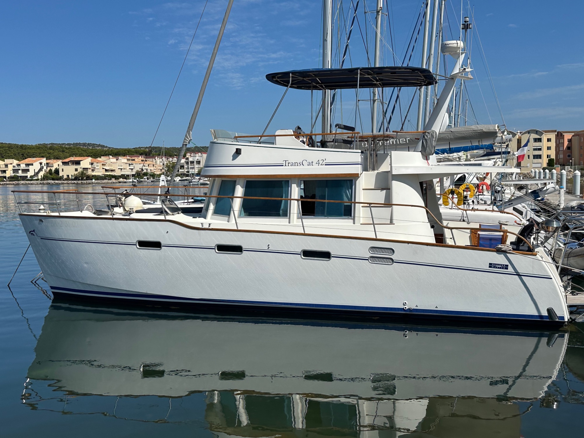 Alliaura Marine Transcat 42 2001 Bateau de plaisance amarré dans un port par une journée ensoleillée.