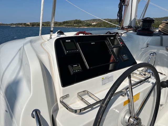 Lagoon 42 2021 Poste de barre Tableau de bord d'un voilier avec volants et instruments de navigation en arrière-plan.