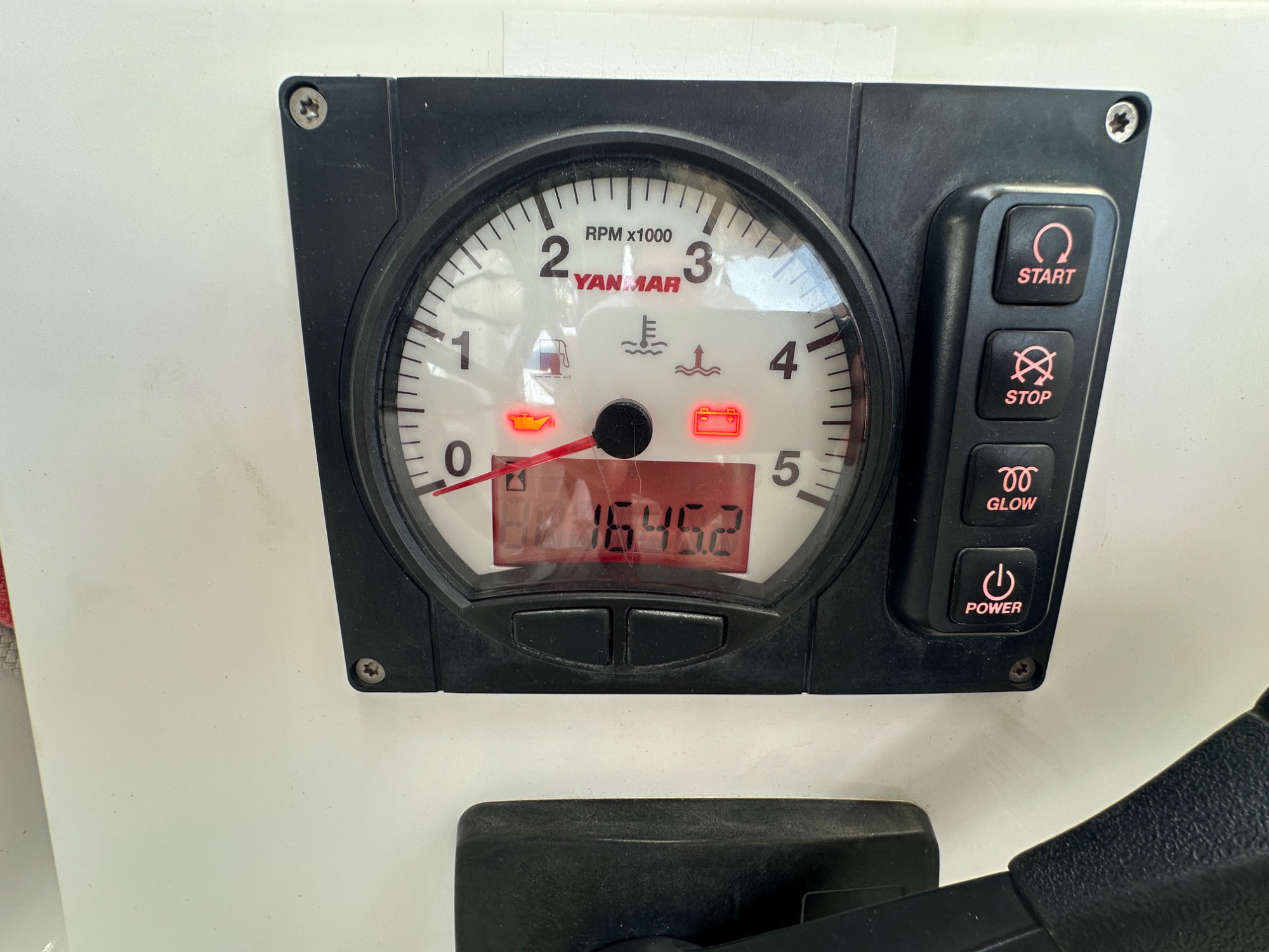 Hanse 415 2017 Compteur de vitesse et jauges sur un tableau de bord de véhicule.