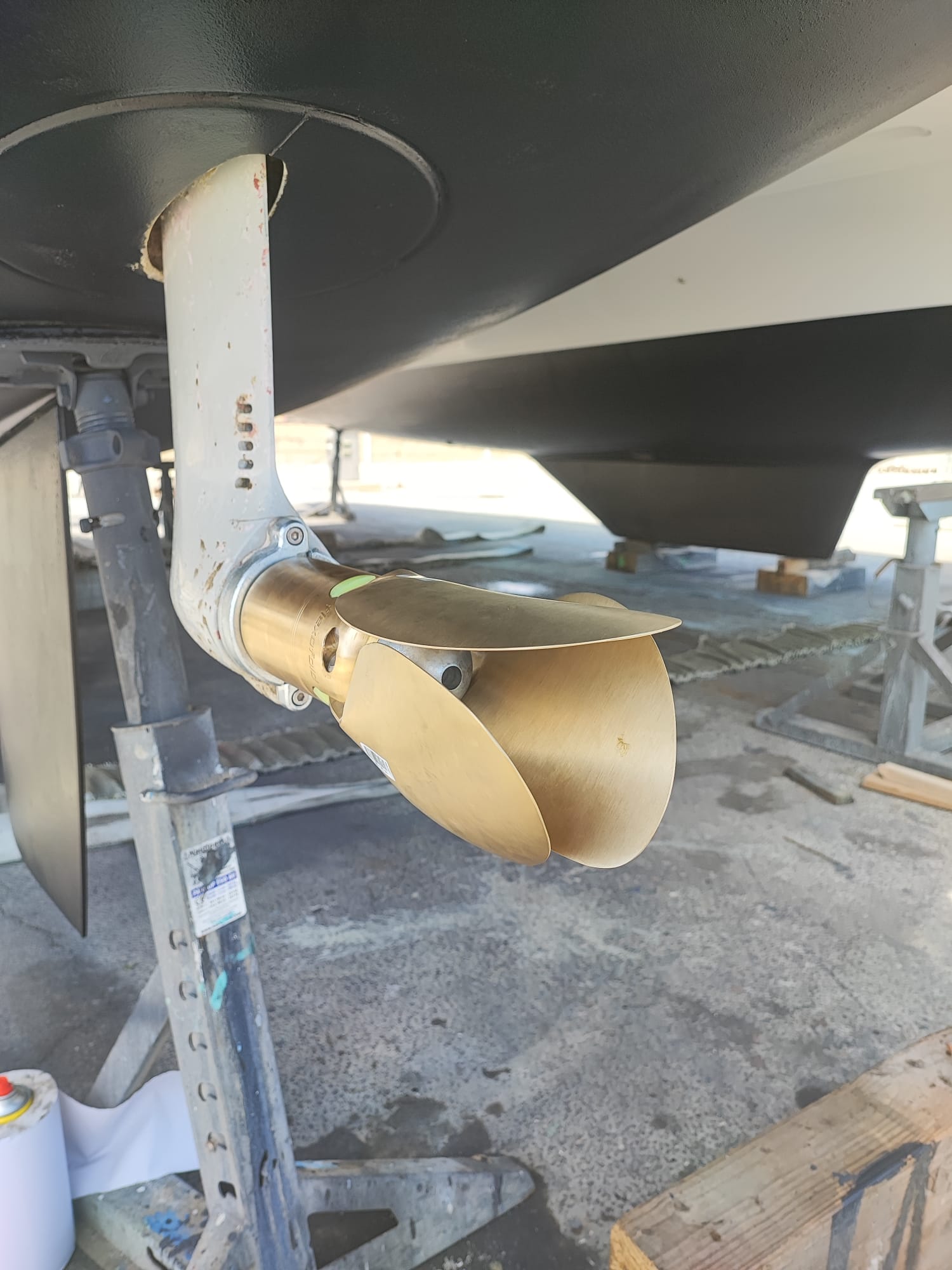 Lagoon 42 2021 Hélice 3 pâles Flexofold Hélice et arbre d'un bateau, fixés sous le coque.