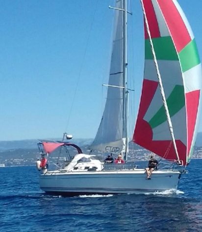 Dufour Classic 36 Performance Voile colorée sur un voilier naviguant sur une mer calme.