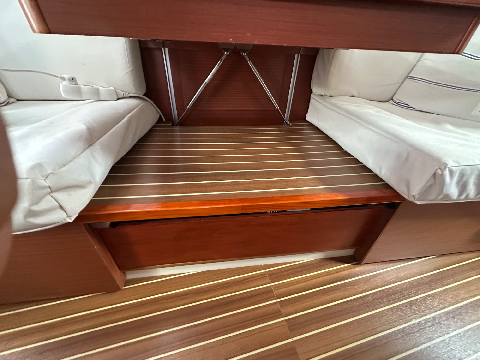 Hanse 415 2017 Hanse 415 2017 Rangement sous table à carte
