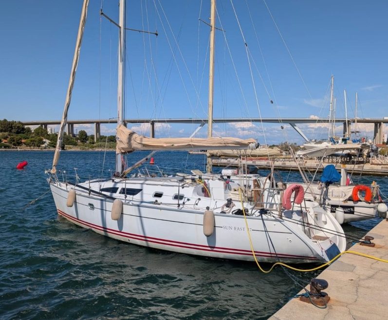 Dufour Classic 36 Performance Voile colorée sur un voilier naviguant sur une mer calme.