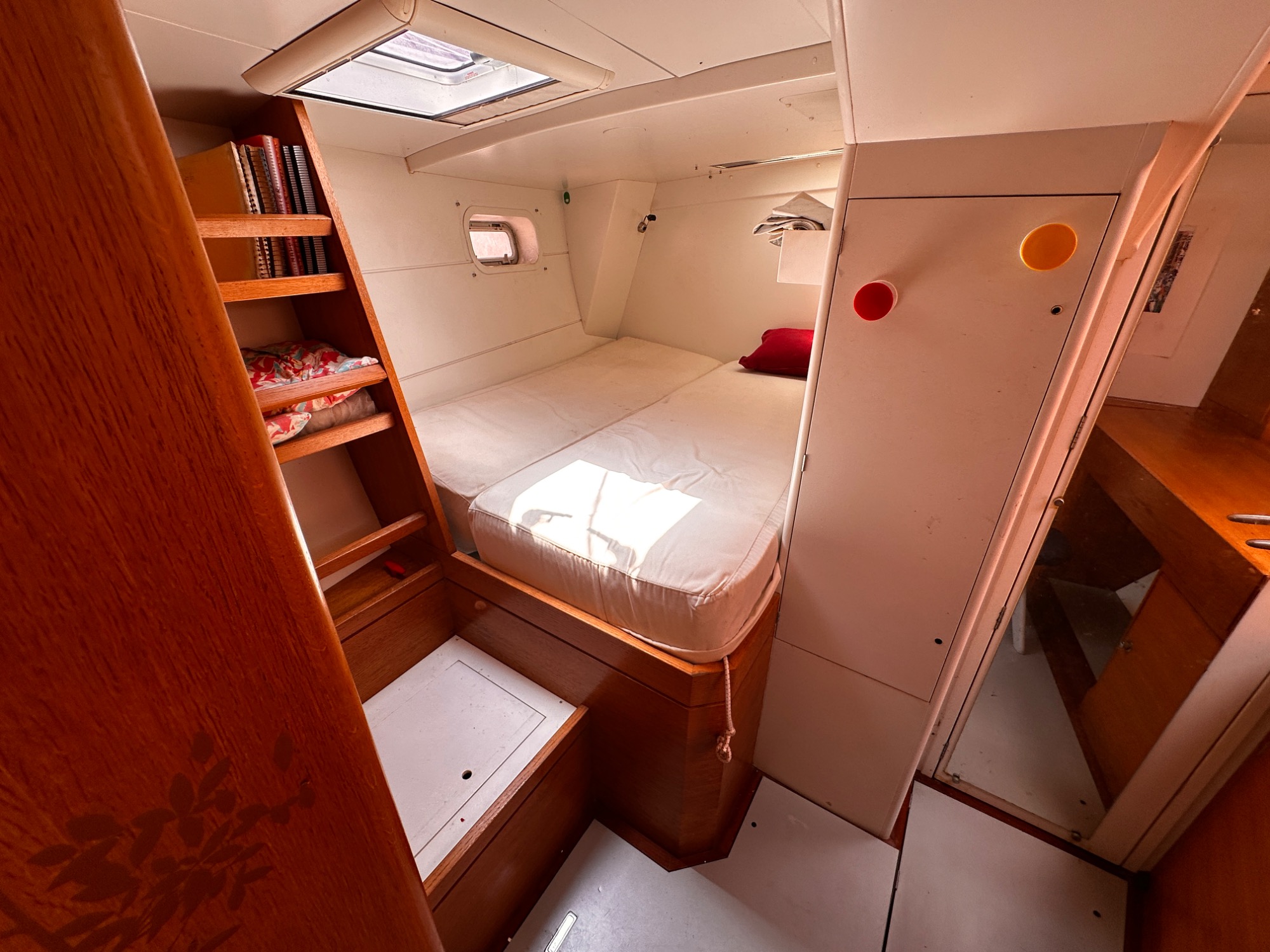 Alliage Azzuro 53 Lit cabine propriétaire/Master cabin bed queen size Alliage Azzuro 53