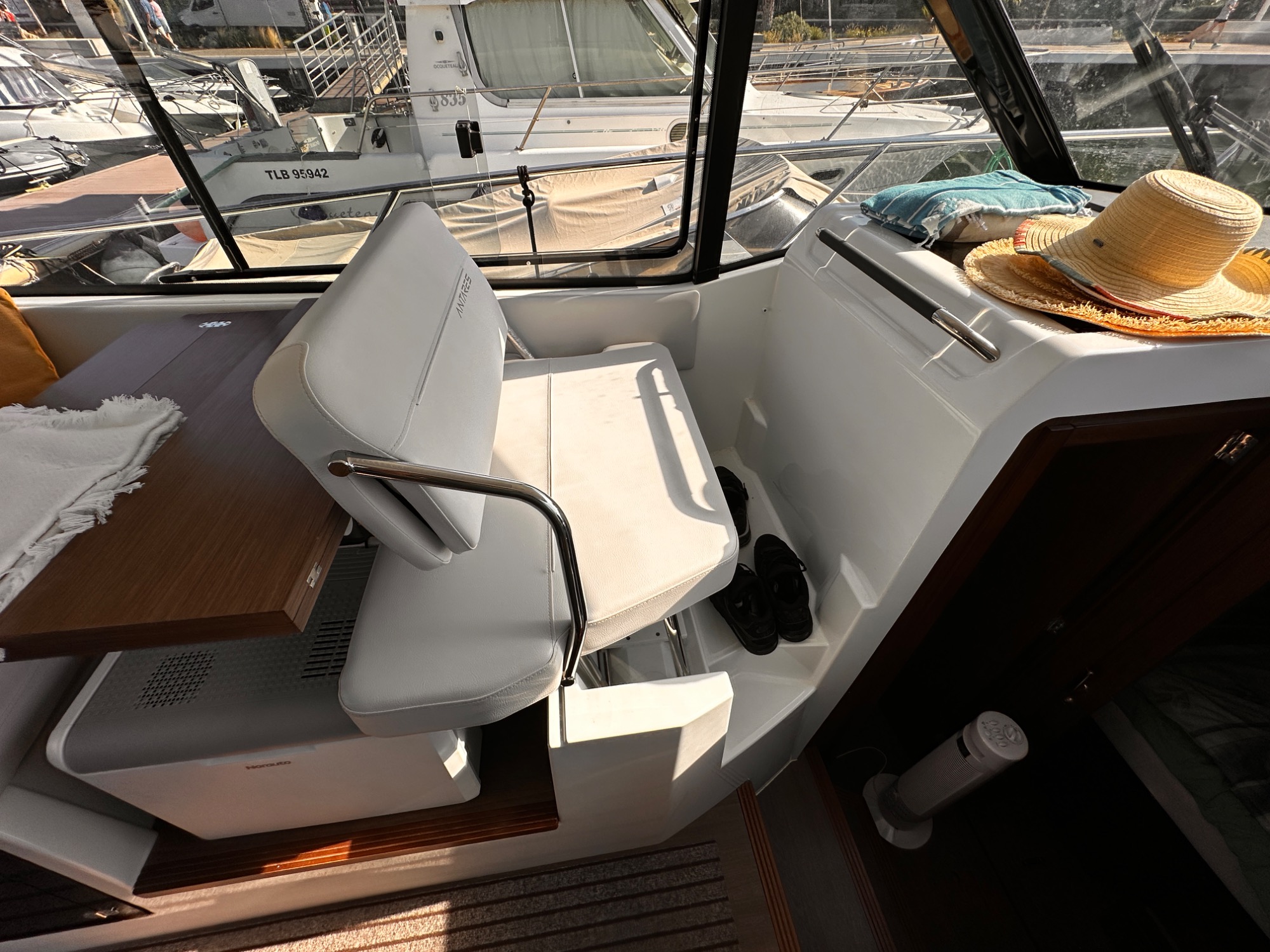 2025 Beneteau Antares 9 V2 2025 Beneteau Antares 9 V2